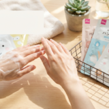 ハンドケアに使うハンドパックを100均で選ぶコツとは?自宅でうるおい手肌を叶える方法を解説